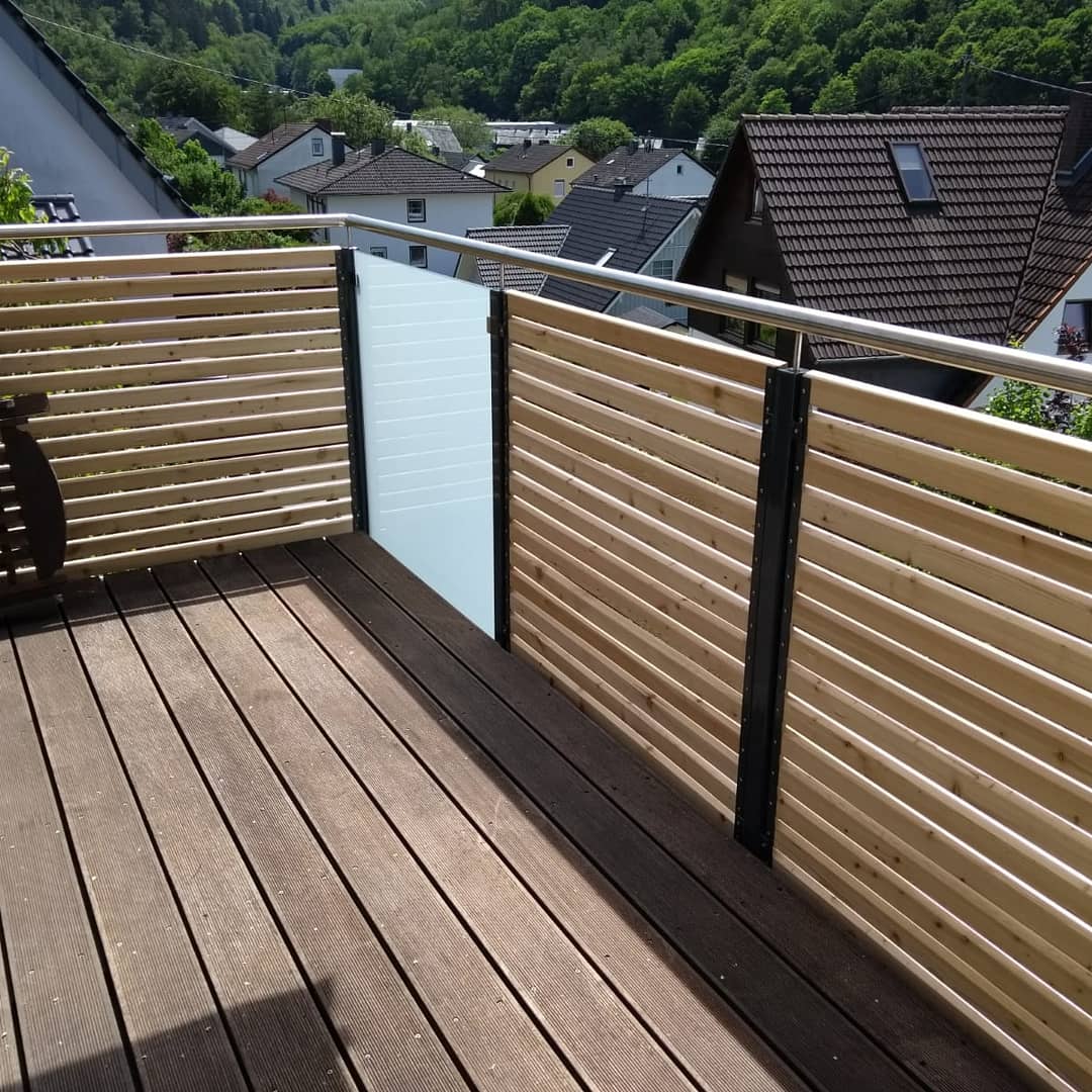 Balkongeländer mit Holzlatten und Glaselement