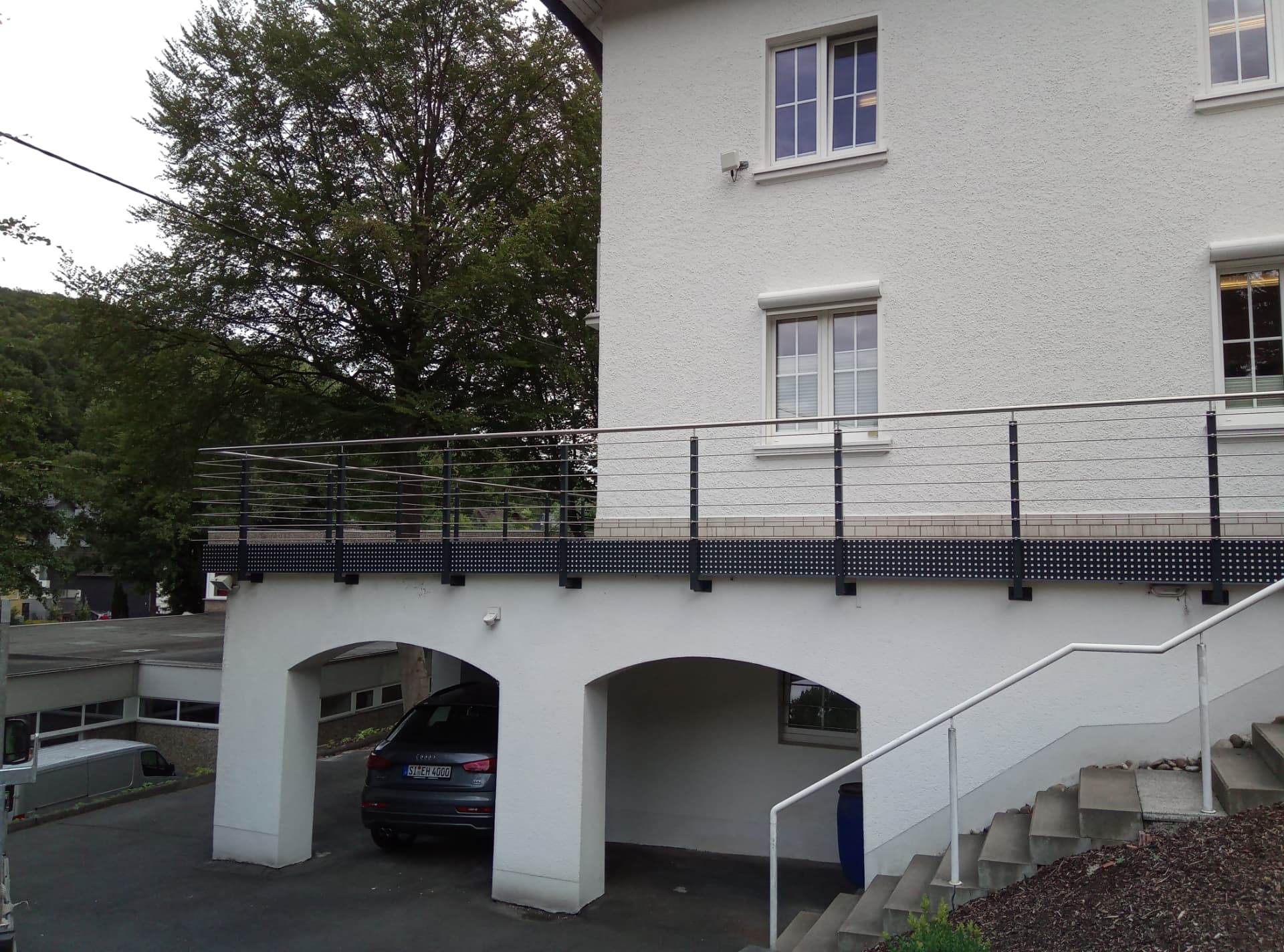 Terrassengeländer mit Lochblech und Edelstahlstäben