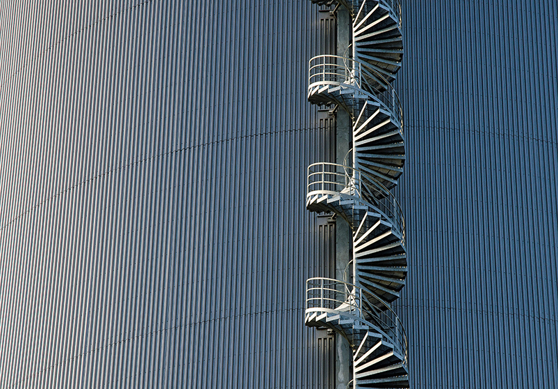 Spindeltreppe an einem Industriesilo
