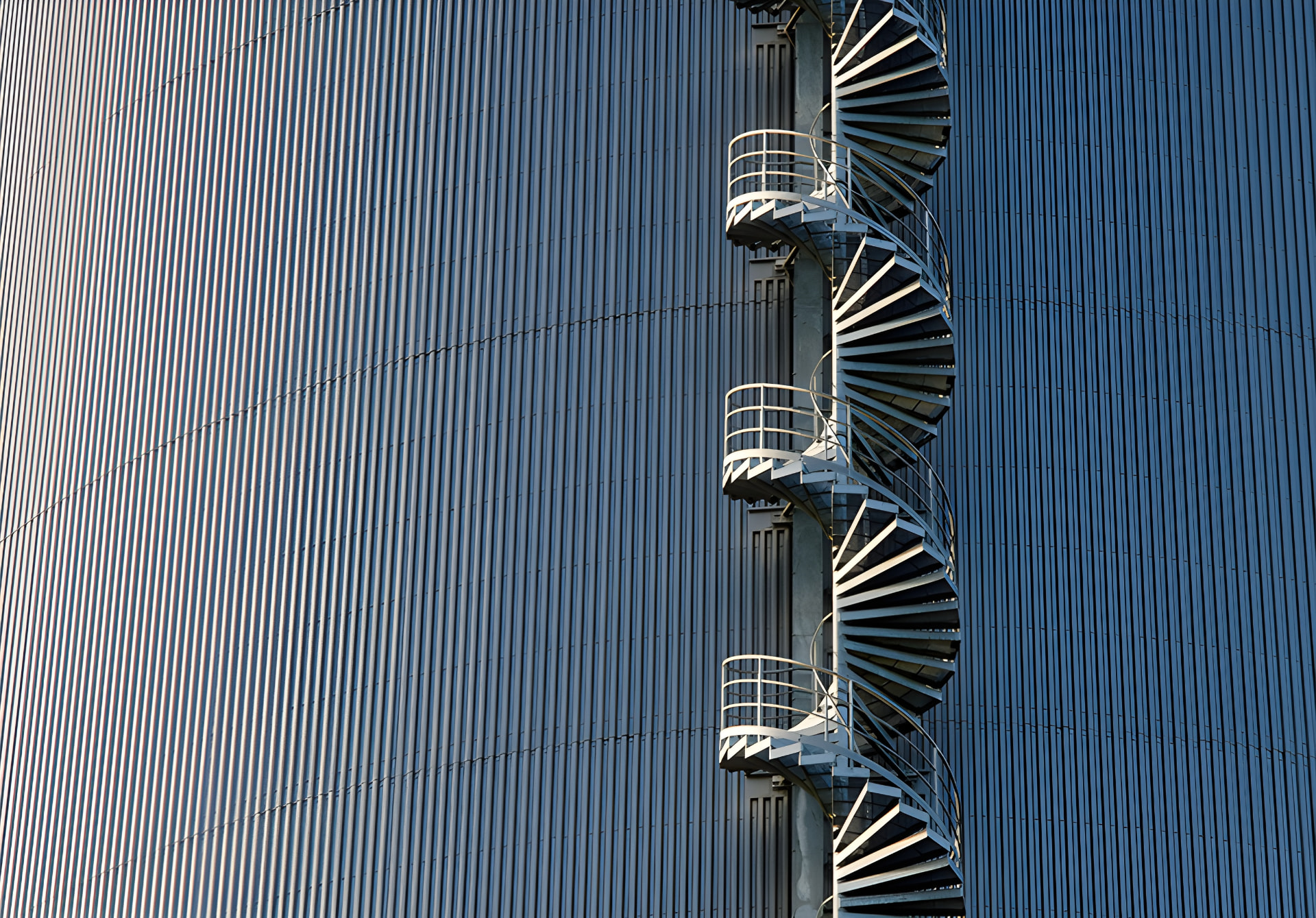 Wendeltreppe aus Stahl an einer Industriefassade