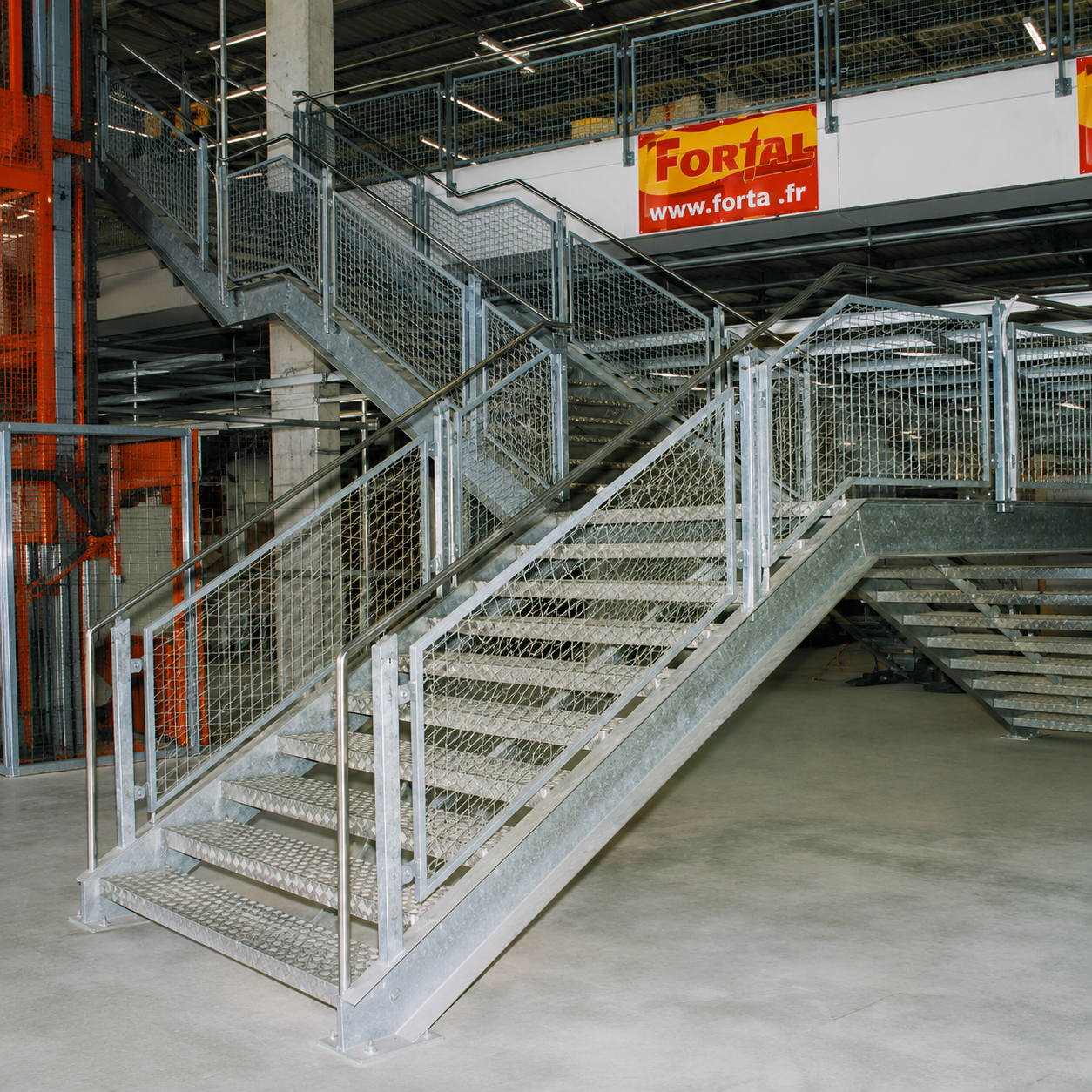 Innentreppe mit Gitterroststufen in einer Industriehalle