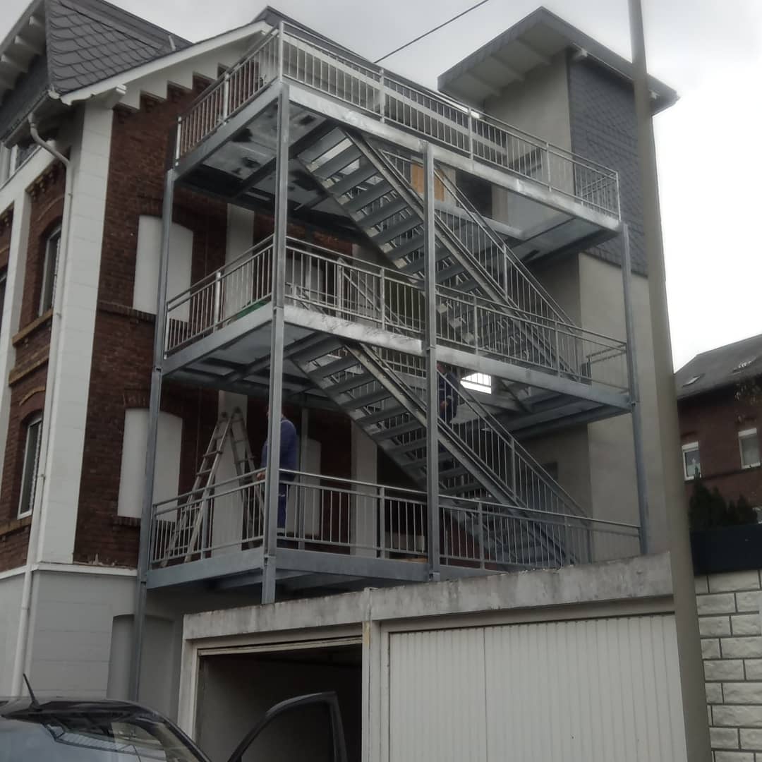 Verzinkte Stahltreppenanlage mit Podesten an einem Mehrfamilienhaus