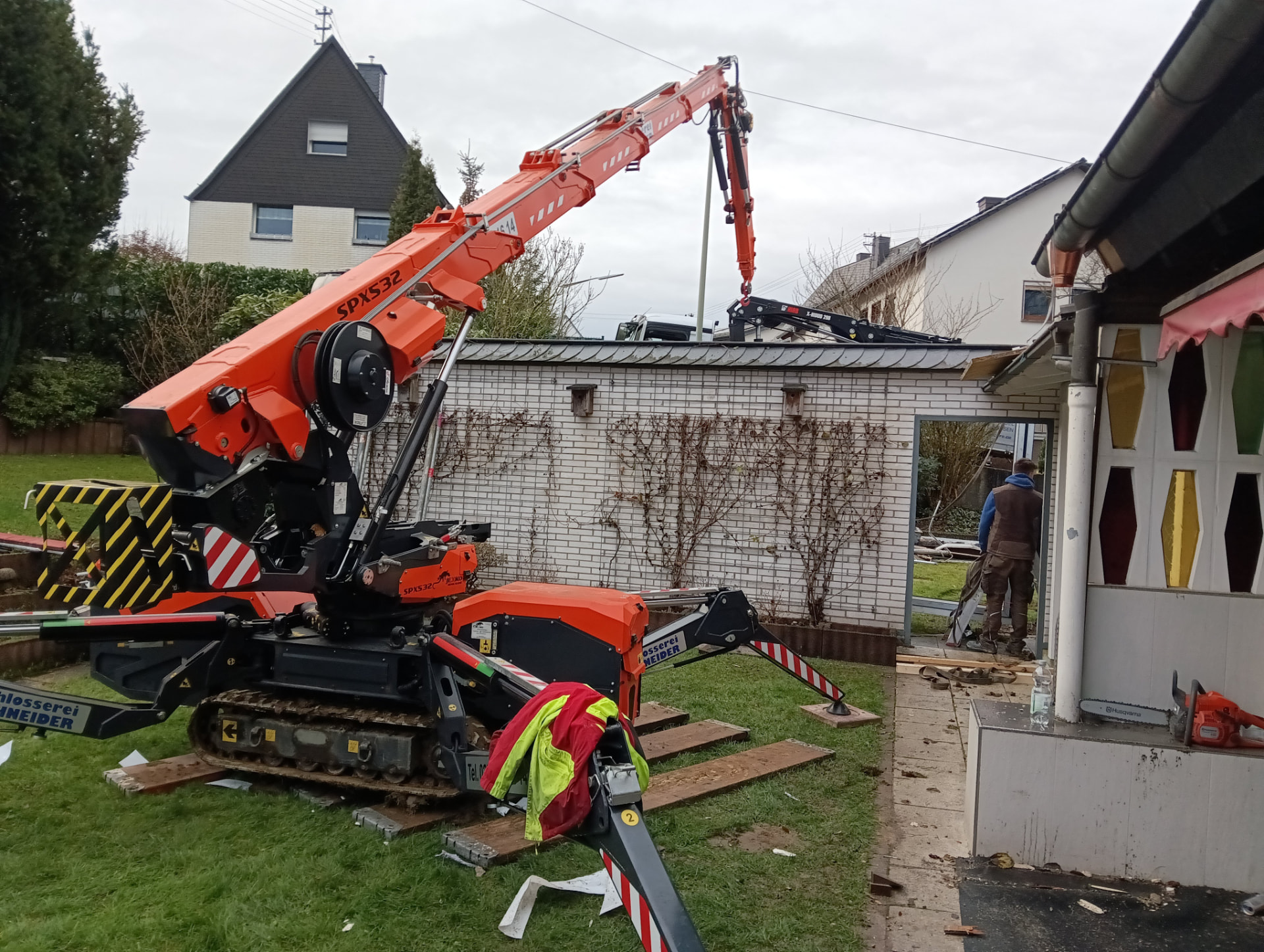 Mini-Kran der Schlosserei Schneider bei der Montage