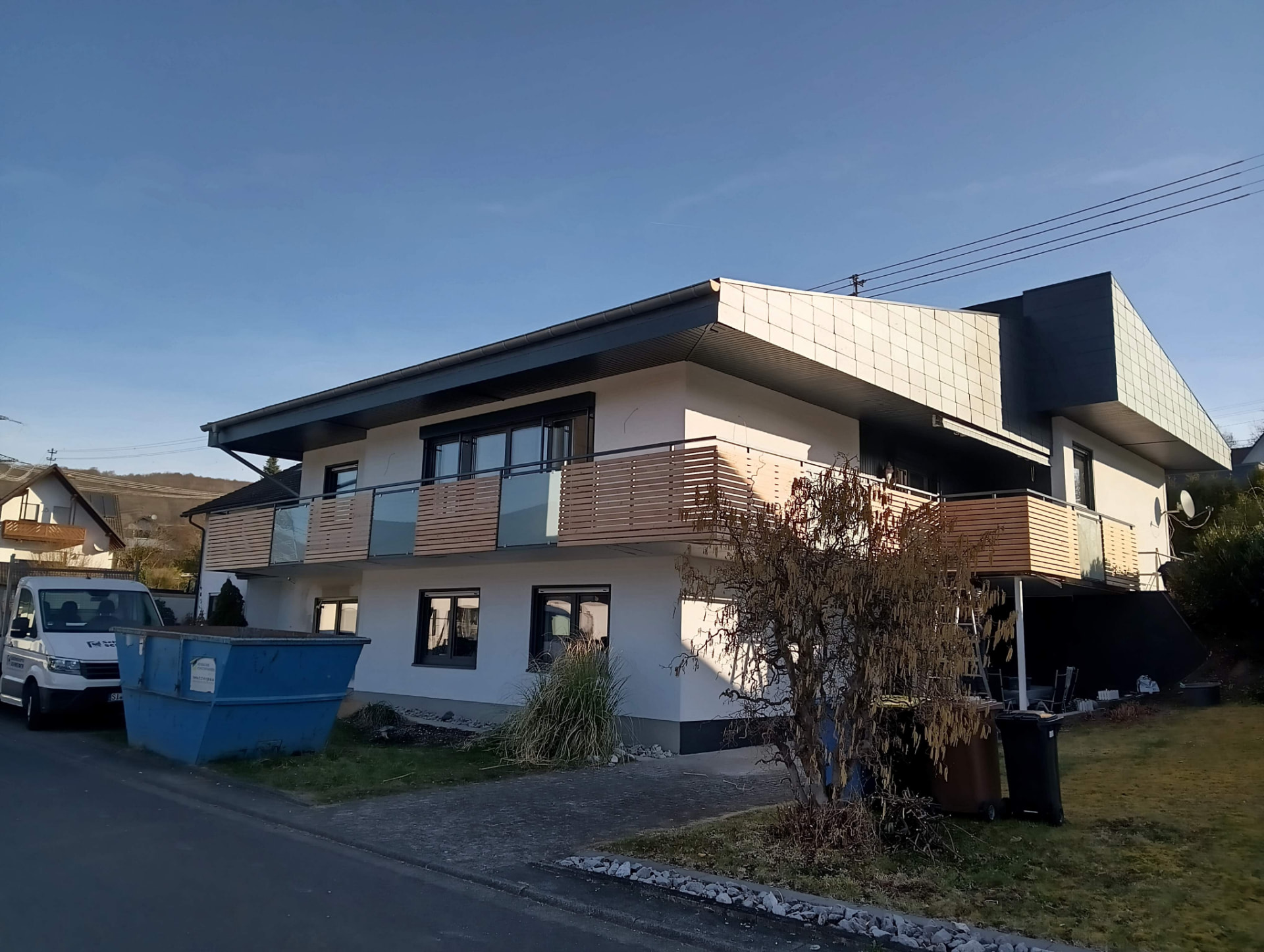 Balkone mit Holz- und Glasfüllung an einem Wohnhaus